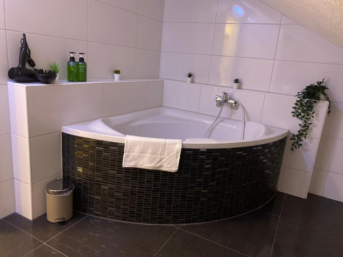 באד פרידריכסהל Deluxe Business Suite Mit Netflix Premium & Parkplatz, Zentral Zu Audi & Schwarz Gruppe With 2 Bedrooms מראה חיצוני תמונה